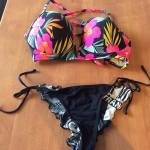 34DD Shade Shore Top and Black Bottoms